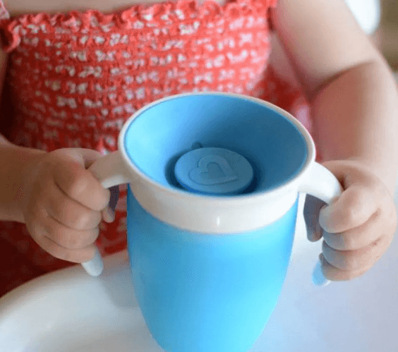 Copo 360° Anti-Vazamento Amor Maternal – Silicone Macio, Sem Derramamento, 6m+